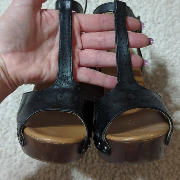 Riveted Platform T-Strap Wood Sandals - Picture 4 of 7